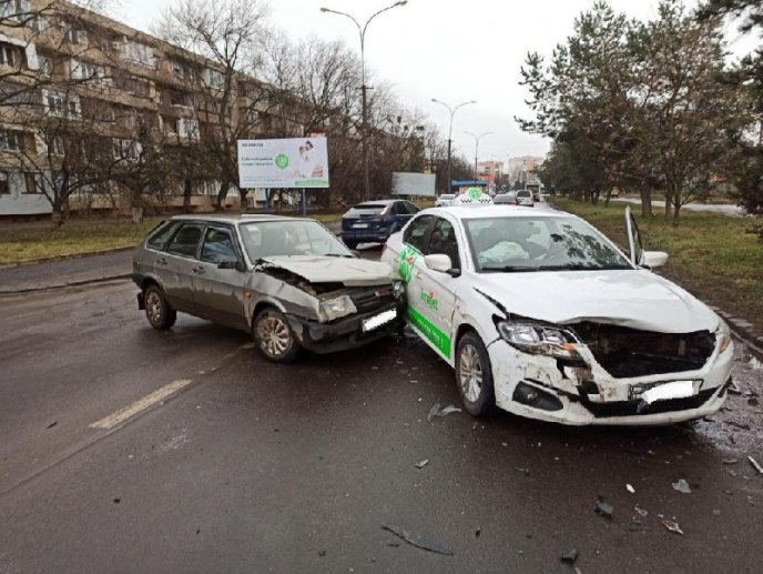 Вранці сталась аварія за участю таксі – 01
