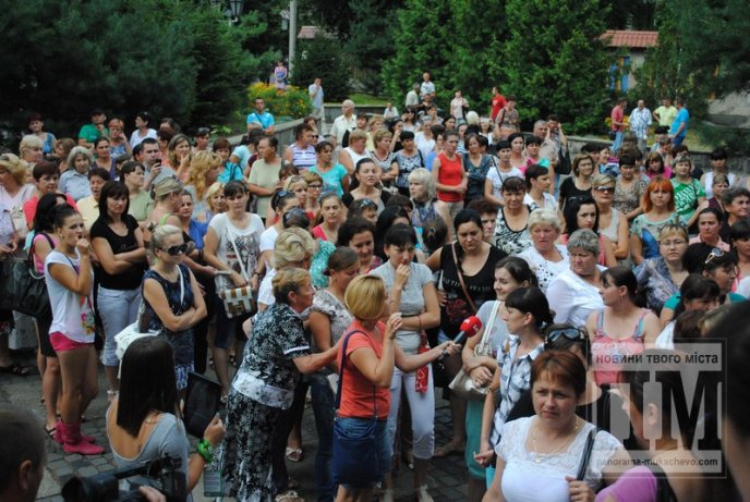 Сьогодні Мукачево мітингувало: сотні жінок перекрили дорогу та вимагали не забирати чоловіків у армію (ФОТО) – 08