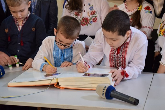 В Ужгородській міськраді розповіли, чому дружина Порошенка відвідала саме школу №20 – 03