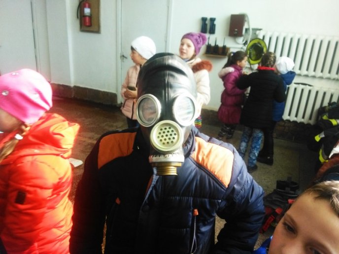 У Тячеві школярі знайомилися з роботою рятувальників  – 04