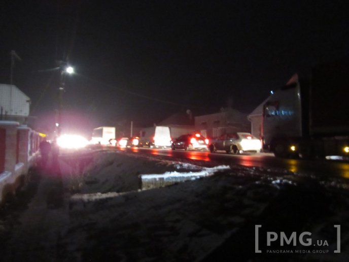 Поблизу Мукачева на трасі "Київ-Чоп" утворилися величезні затори – 01
