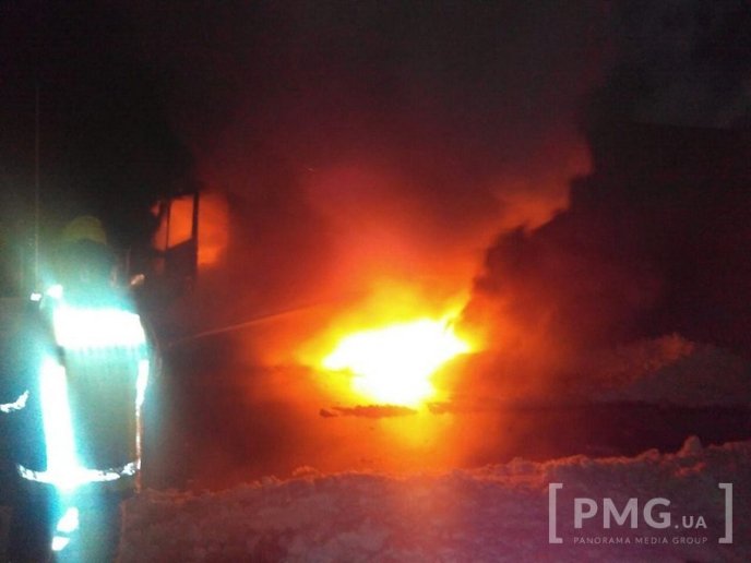 На трасі "Київ-Чоп" на Закарпатті горить вантажівка з російськими номерами – 05