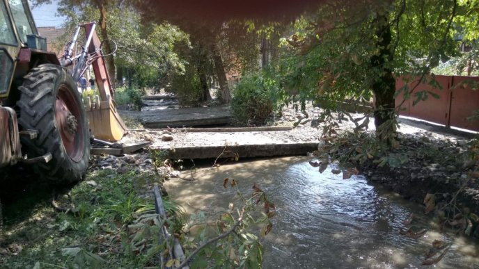 У Рахів із Ужгорода й Хуста виїхала спецтехніка для очистки замулених комунікацій – 04