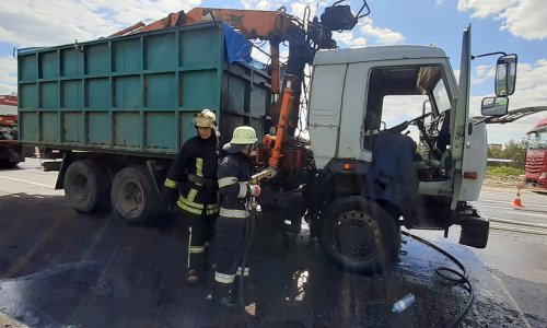 У Мукачеві біля "Епіцентру" загорілась вантажівка – 04 У Мукачеві біля "Епіцентру" загорілась вантажівка – 04