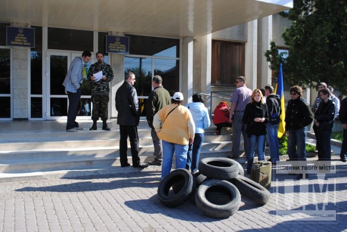 "Правий сектор" разом з Народною Радою пообіцяли заблокувати роботу Мукачівської РДА (ФОТО, ВІДЕО) – 04