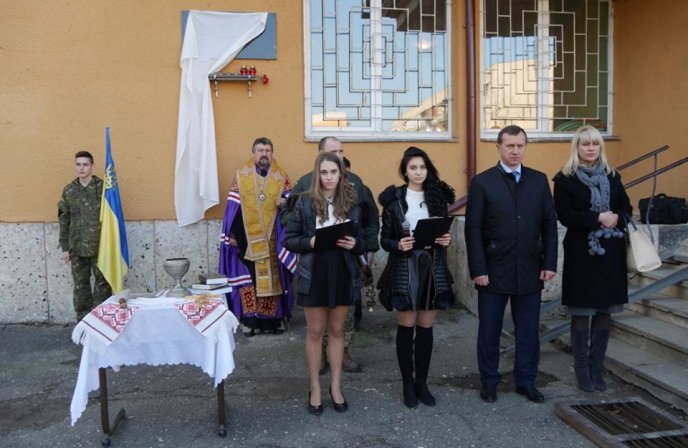 В Ужгороді відкрили меморіальну дошку загиблому два роки тому в зоні АТО Ігорю Розлуцькому – 01 В Ужгороді відкрили меморіальну дошку загиблому два роки тому в зоні АТО Ігорю Розлуцькому – 01