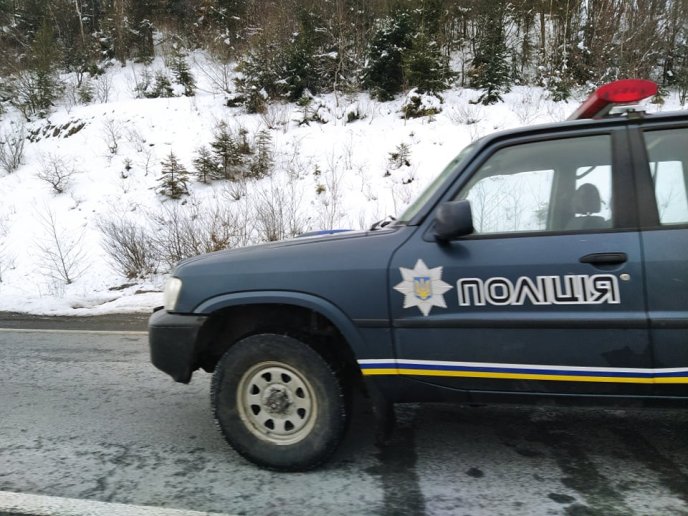 Неподалік села Нижні Ворота трапилась ДТП: фото з місця події – 04