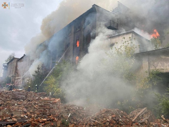 Пожежу на території колишнього заводу "Мукачівприлад" локалізували – 04
