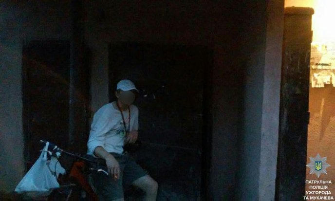 Патрульні Ужгорода затримали чоловіка під час вживання наркотиків – 01