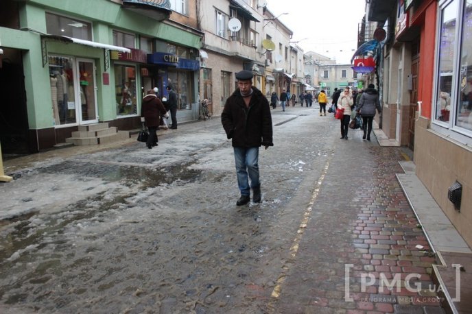 Одна з центральних вулиць Мукачева перетворилась на суцільну калюжу – 18