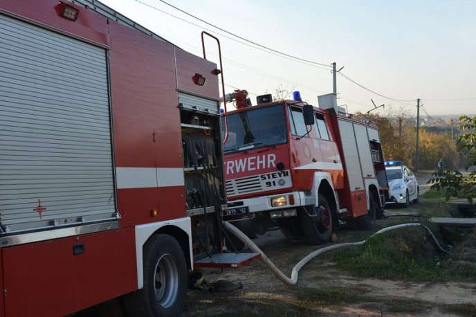 Загорівся будинок: вогонь гасили 10 рятувальників – 04