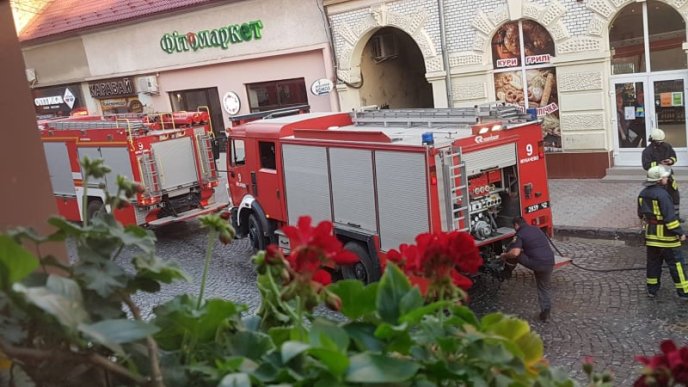 Вранці у центральній частині Мукачева спалахнула пожежа – 01