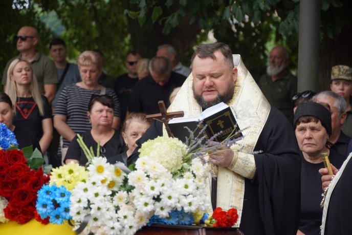 У захисника залишилися дружина та дві доньки: в області попрощалися з Героєм – 06