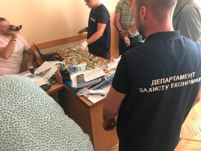 Чиновника затримали в робочому кабінеті під час отримання хабара – 01