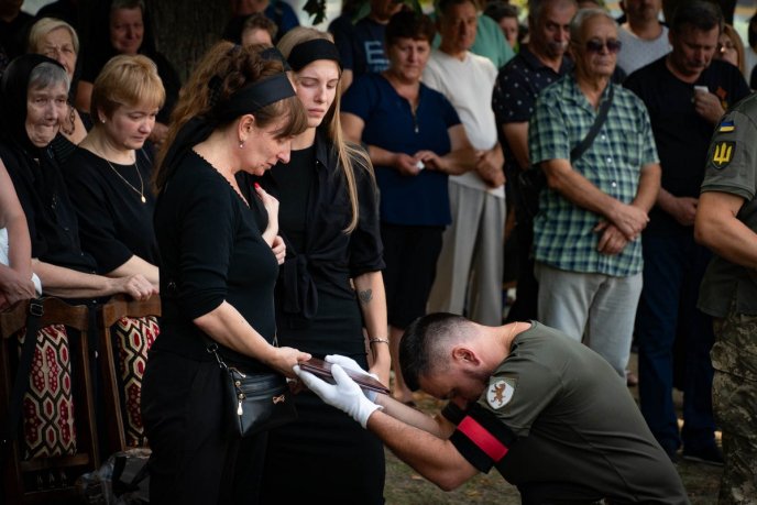 Залишились дружина та дві доньки: в області поховали захисника, життя якого обірвалось – 06