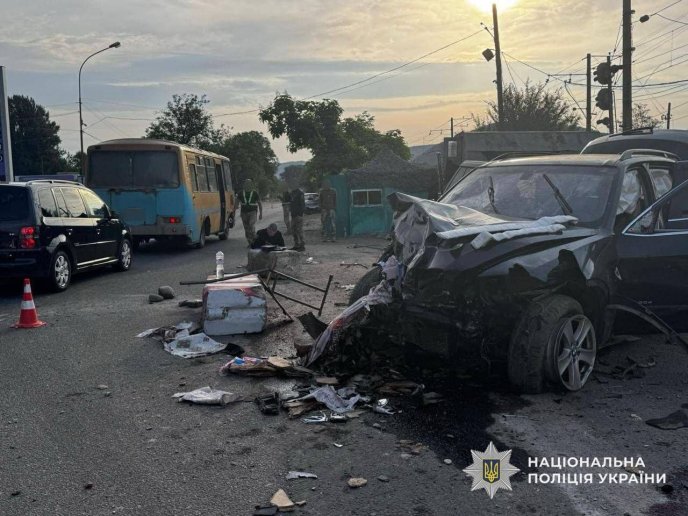 Жахлива ДТП на Закарпатті: жінка на авто влетіла у пост контролю, загинув військовий – 01 Жахлива ДТП на Закарпатті: жінка на авто влетіла у пост контролю, загинув військовий – 01