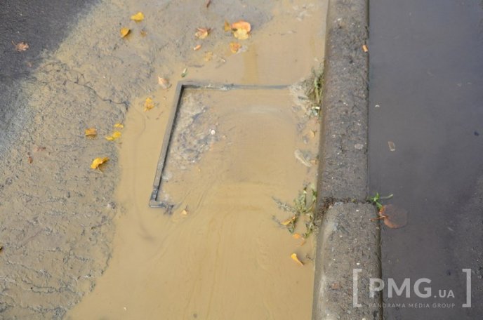 Вулицю Івана Франка у Мукачеві частково перекрили через прорив каналізації – 01