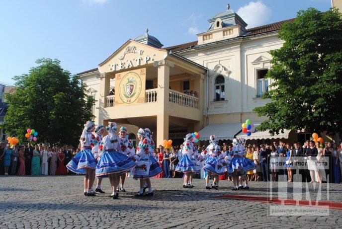 У центрі Мукачева відбувся урочистий парад випускників (ФОТО) – 30