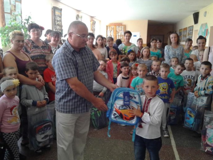 Більше півтори тисячі першачків Рахівщини отримали новенькі ранці з канцелярським приладдям – 05