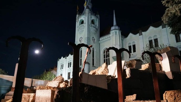 У центрі Мукачева демонтували радянський монумент – 05