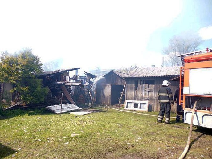 У Воловці горіли підсобні приміщення – 03