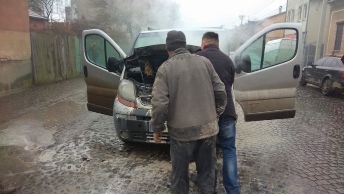 У Мукачеві загорівся автомобіль: нові подробиці від власника авто – 04