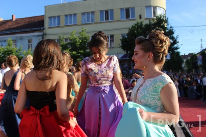 Мукачівські випускники станцювали прощальний вальс у центрі міста – 22