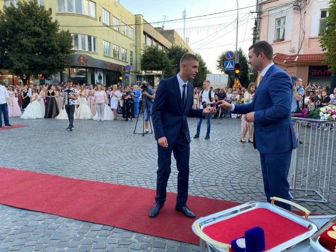 Парад випускників 2020: фото зі святкового дійства – 06