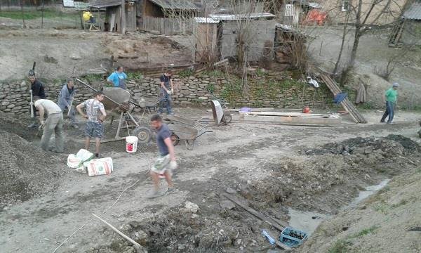 На Тячівщині місцеві мешканці самостійно розширили та забетонували частину комунальної вулиці – 03