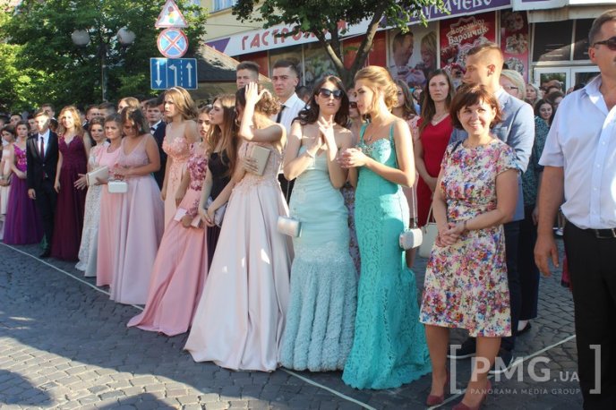 У Мукачеві нагородили випускників-медалістів – 15