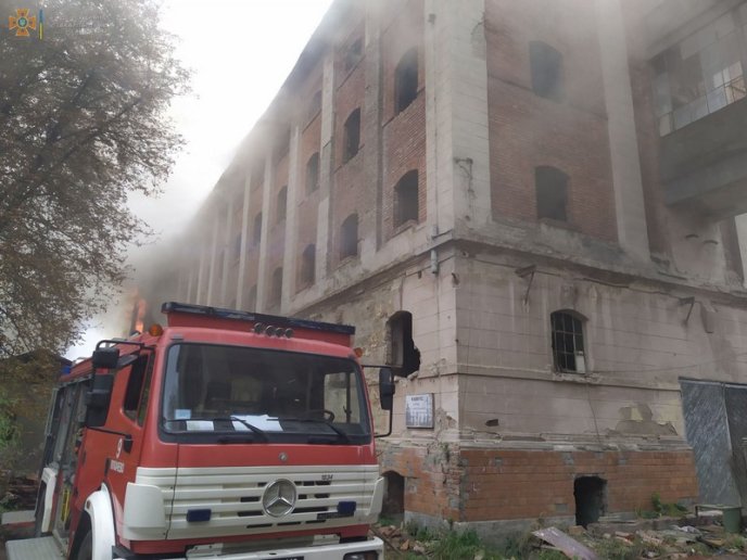 Пожежу на території колишнього заводу "Мукачівприлад" локалізували – 05