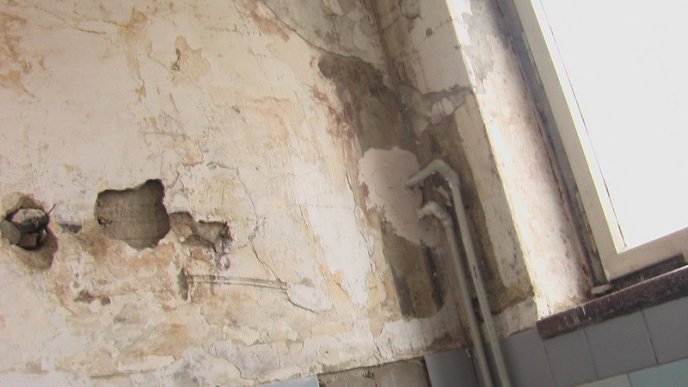 Користувачів мережі шокував стан однієї із вбиралень Ужгородської дитячої лікарні – 03