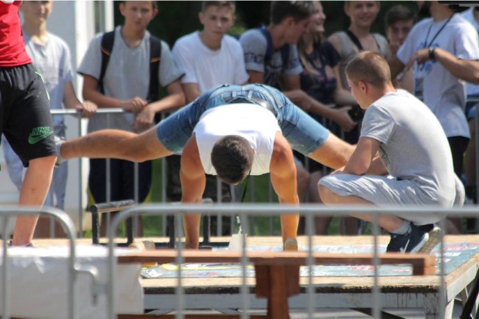  Street Workout у Мукачеві: спортсмени показали неймовірні вміння – 11