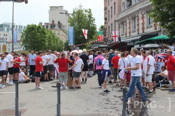 Словацькі та англійські фани розважаються у центрі французького Сент-Етьєна – 07