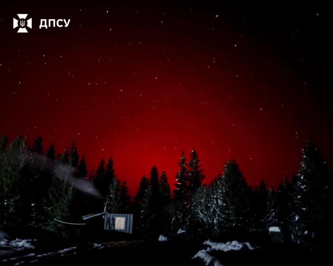 Над Карпатами сфотографували полярне сяйво – 01