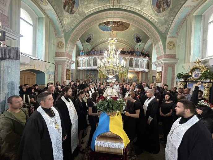 На Мукачівщині поховали воїна, який віддав життя за Україну – 02 У Лохові провели в останню путь полеглого воїна
