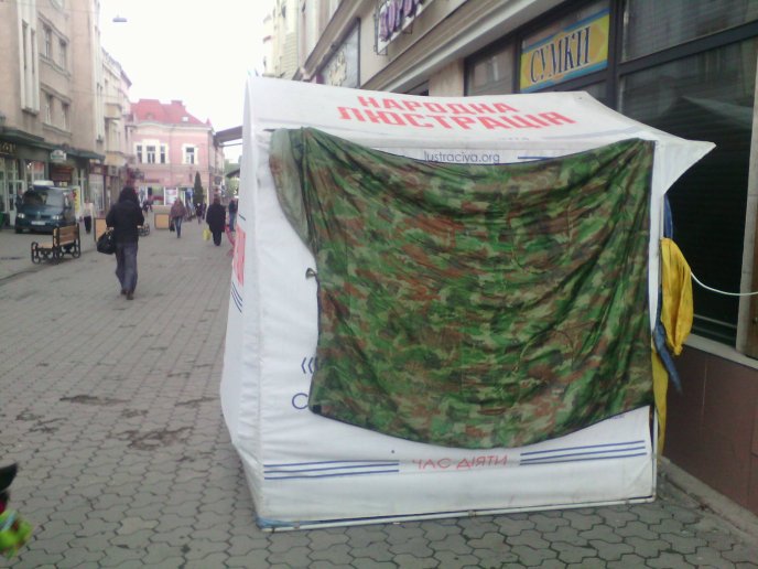 "Народні люстратори" поламали в центрі Ужгорода лавиці, а палатку "завалили" сміттям – 04
