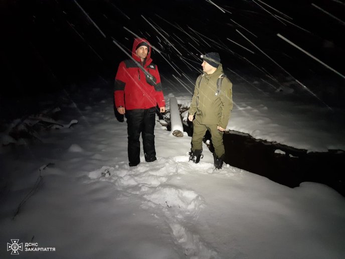 Закарпатські рятувальники допомогли 10 туристам у горах – 01