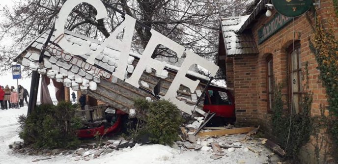 На трасі "Київ-Чоп" сталась ДТП: внаслідок зіткнення автівку відкинуло в будівлю кафе – 03