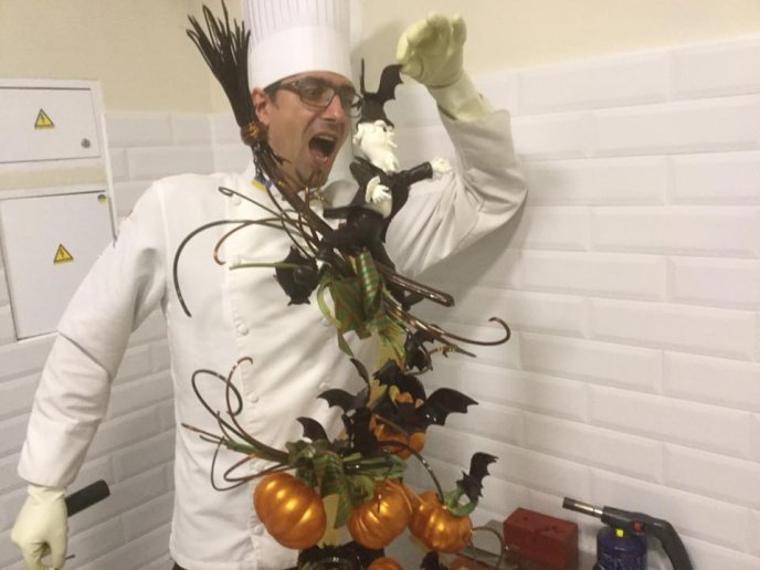 У соцмережі показали фото незвичного "привида" ужгородського ліхтарника – 04