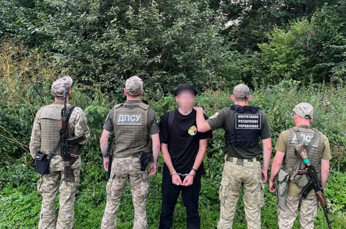 Поблизу кордону зі Словаччиною затримали 10 людей – 04