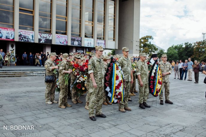 В Ужгороді в останню путь провели військових, які нещодавно трагічно загинули – 04