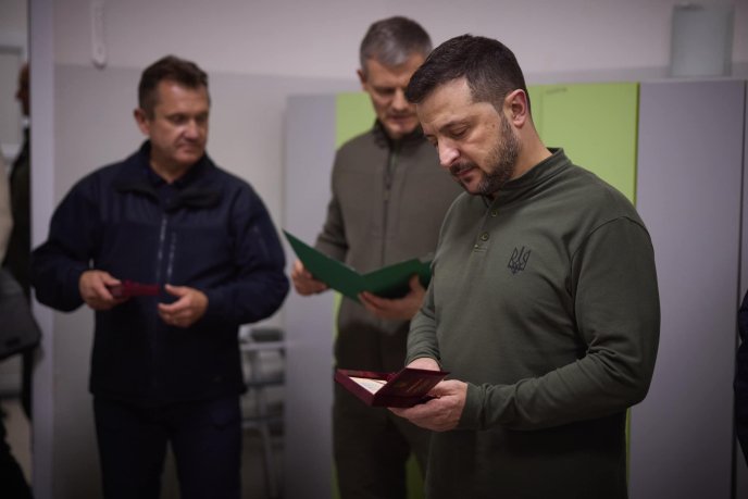 Президент України в Ужгороді зустрівся із захисниками та вручив їм державні нагороди – 03