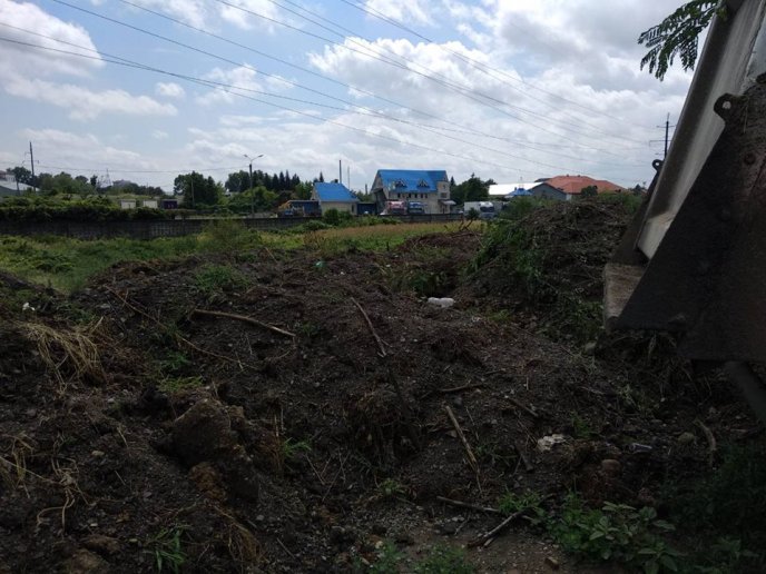 У Мукачеві водій вантажівки скидав промислове сміття на узбіччя міжнародної траси  – 04