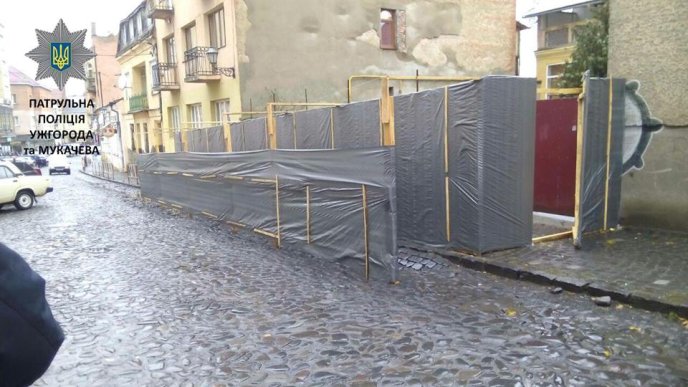В Ужгороді патрульні склали постанову на посадовця за будівництво на вулиці Духновича – 02