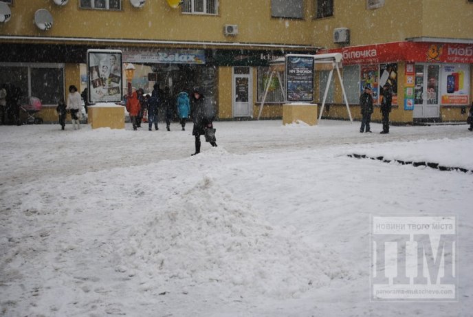 Мукачево у сніговому полоні: комунальники відкопують місто (ФОТО) – 10