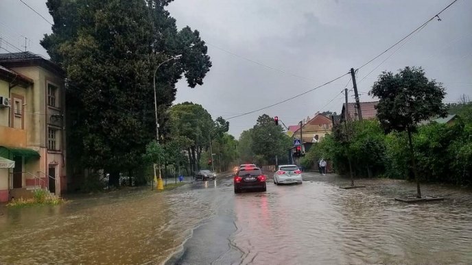 Венеція по-закарпатськи: в Ужгороді після зливи затоплені вулиці і дороги – 04