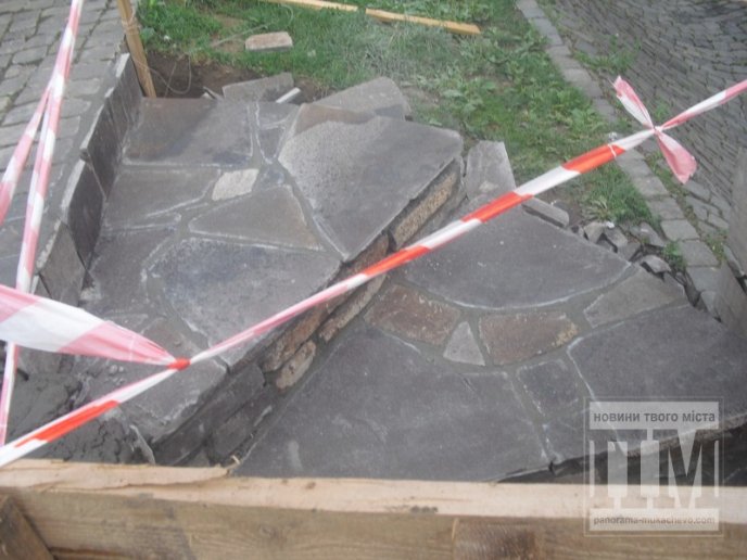 Зручність для туристів: до пам’ятника Кирилу та Мефодію у Мукачеві споруджують сходи (ФОТО) – 04