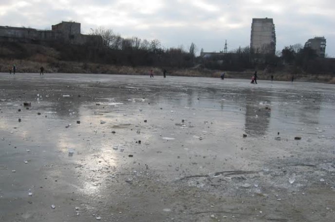 Ужгородці на свій страх і ризик катаються на замерзлому озері "Кірпічка" – 03