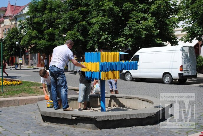 Фонтан у центрі Мукачева став жовто-блакитним (ФОТО) – 11